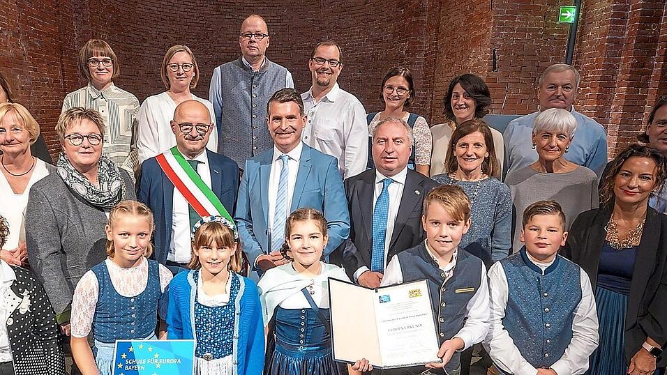 Die Delegationen aus Rohr und Castelcucco bei der Verleihung der Europa-Urkunde durch Staatsminister Eric Beißwenger (2. Reihe, 4. v. l.) in München. Die Delegationen aus Rohr und Castelcucco bei der Verleihung der Europa-Urkunde durch Staatsminister Eric Beißwenger (2. Reihe, 4. v. l.) in München.