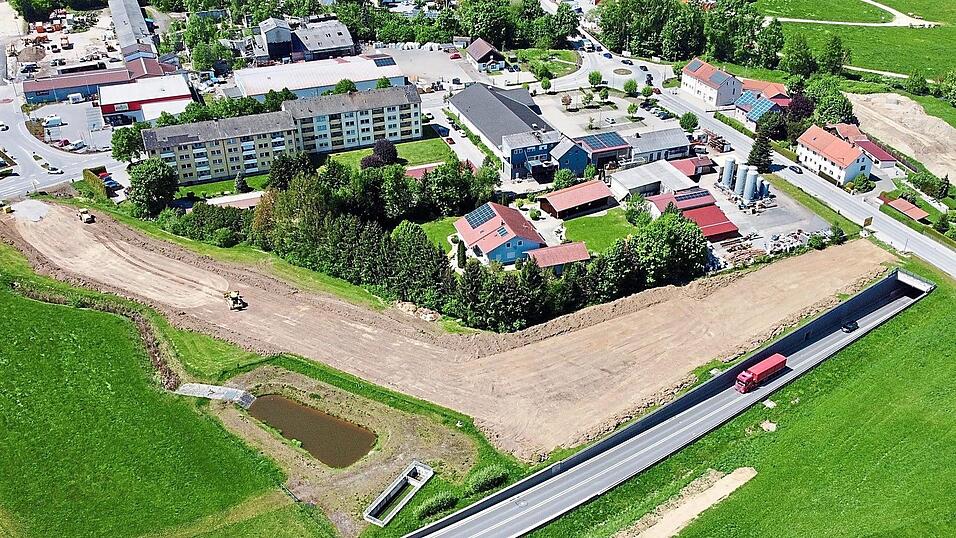 Hier entsteht der Gartenschau-Hauptparkplatz. Die Zufahrt wird über die Eschlkamer Straße (rechts im Bild) erfolgen. Hier entsteht der Gartenschau-Hauptparkplatz. Die Zufahrt wird über die Eschlkamer Straße (rechts im Bild) erfolgen.