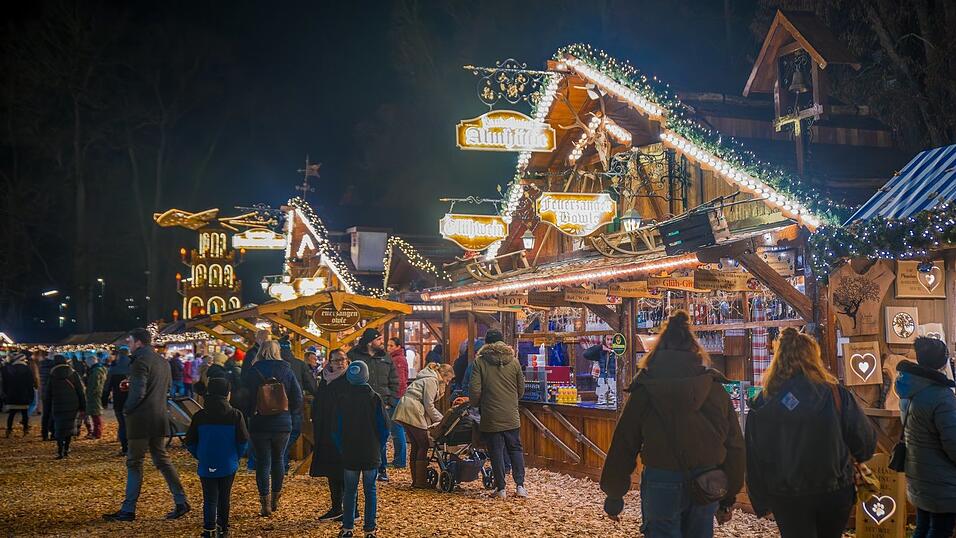 Glühwein, Punsch, Suppe oder Würstel: Die Besucher haben auf der Ringelstecherwiese viele Möglichkeiten, sich bei den kalten Temperaturen aufzuwärmen. Glühwein, Punsch, Suppe oder Würstel: Die Besucher haben auf der Ringelstecherwiese viele Möglichkeiten, sich bei den kalten Temperaturen aufzuwärmen.