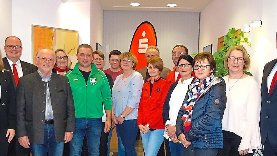 Geschäftsstellenleiterin Stefanie Kiendl und ihre Kolleginnen freuten sich ,dass wieder Spenden verteilt werden konnten. Geschäftsstellenleiterin Stefanie Kiendl und ihre Kolleginnen freuten sich ,dass wieder Spenden verteilt werden konnten.