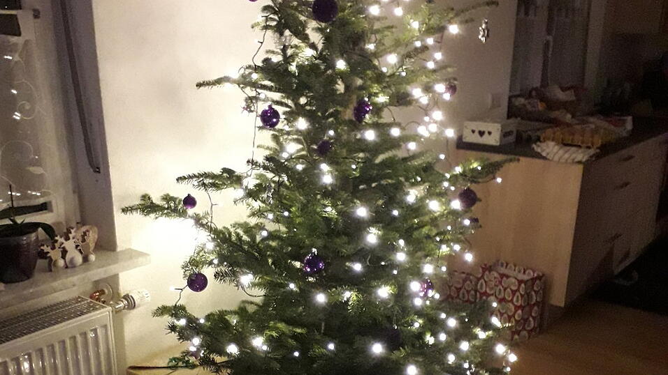 &bdquo;Ein Baum mit zwei Spitzen. F&uuml;r jeden meiner Kinder eine. Und eine dritte kommt seitlich raus f&uuml;r meinen Neffen&ldquo;, schreibt eine Mutter.