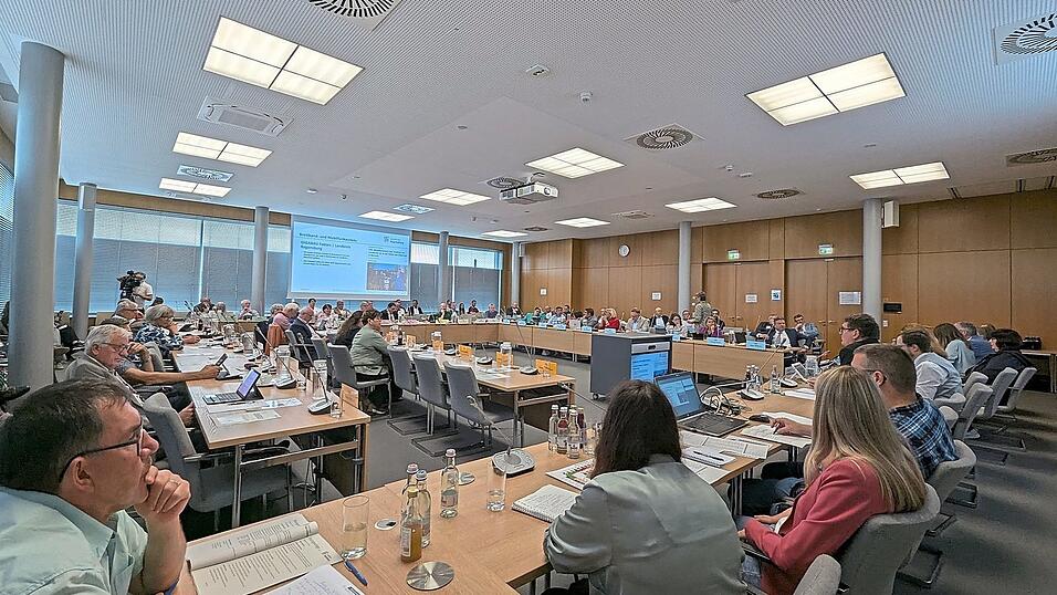 Die letzte Sitzung vor der Sommerpause wird traditionell zur Abrechnung mit der Landkreispolitik genutzt. Doch alles in allem waren die Kreisr&auml;te eher nicht zum Streit aufgelegt.