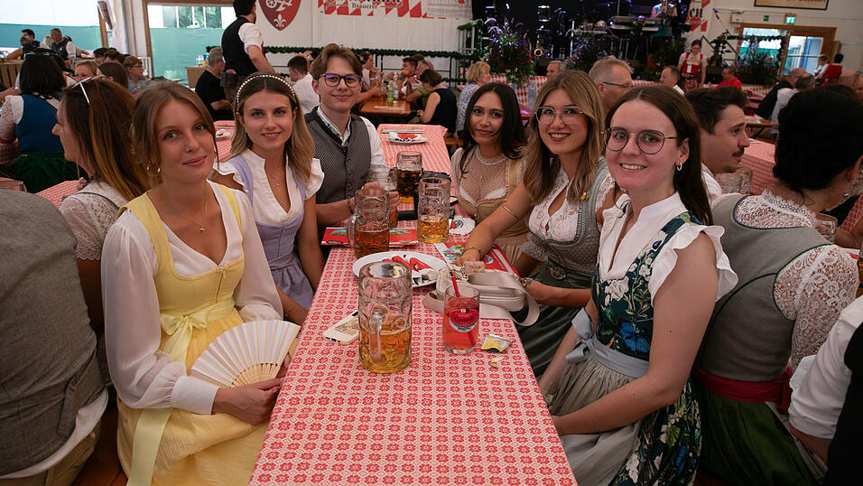 Die Partybilder vom Dienstag, 12. August, aus dem Festzelt Greindl. Die Partybilder vom Dienstag, 12. August, aus dem Festzelt Greindl.