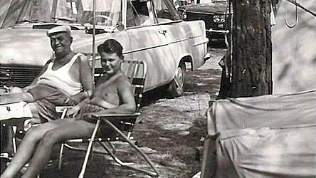Ein altes Schwarz-Weiß-Foto zeigt Jürgen Stadler als kleinen Bub mit seinem Großvater Josef Steghafner im Italienurlaub auf einem Zeltplatz in Rimini. Mit Oma Resi Steghafner waren sie in einem Opel Rekord über die Alpen gefahren - für Stadler eine Reise in eine neue Welt.