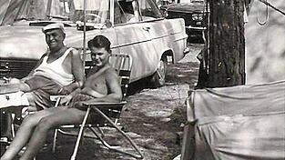 Ein altes Schwarz-Weiß-Foto zeigt Jürgen Stadler als kleinen Bub mit seinem Großvater Josef Steghafner im Italienurlaub auf einem Zeltplatz in Rimini. Mit Oma Resi Steghafner waren sie in einem Opel Rekord über die Alpen gefahren - für Stadler eine Reise in eine neue Welt.