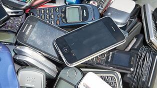 In ausrangierten Smartphones stecken noch wertvolle Rohstoffe. (Archivfoto) In ausrangierten Smartphones stecken noch wertvolle Rohstoffe. (Archivfoto)