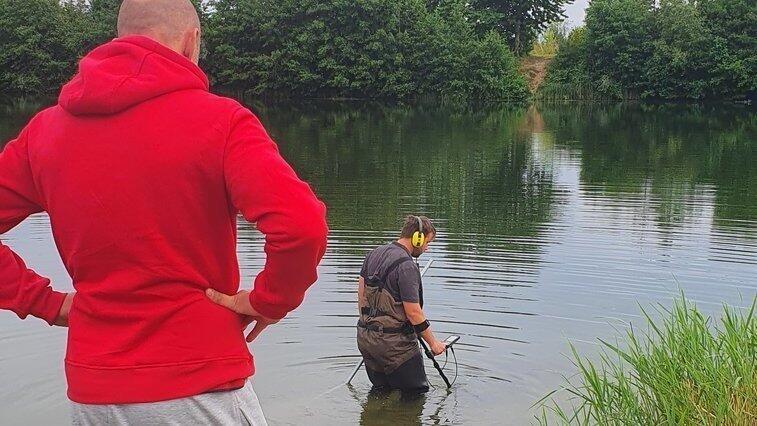 Janik Ratke sucht am Dienstag die Stellen am Weiher ab, wo sich Richard Zeis am Sonntag aufgehalten hat.