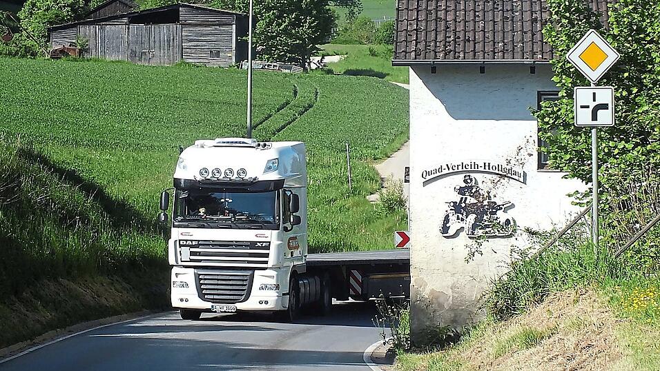 Das Verfahren l&auml;uft seit 2015, ein Ende ist nicht absehbar: Die Ortsdurchfahrt von Enzelhausen wird noch eine ganze Zeit so bleiben wie sie ist: Mit zwei scharfen Kurven, eng und un&uuml;bersichtlich.