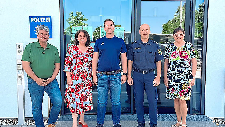 Bürgermeister Peter Forstner, Landtagsabgeordnete Ruth Müller, PHK Markus Privinsky, Dienststellenleiter Rudolf Seidl und Kreisrätin Christel Engelhardt bei der Autobahnpolizei.
