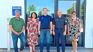 Bürgermeister Peter Forstner, Landtagsabgeordnete Ruth Müller, PHK Markus Privinsky, Dienststellenleiter Rudolf Seidl und Kreisrätin Christel Engelhardt bei der Autobahnpolizei.