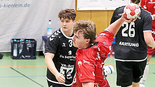 Immer wieder frei am Kreis: Der Landshuter Andreas Kagerer (am Ball) verwertete speziell im ersten Durchgang seine Chancen recht konsequent und markierte insgesamt sechs „Buden“.