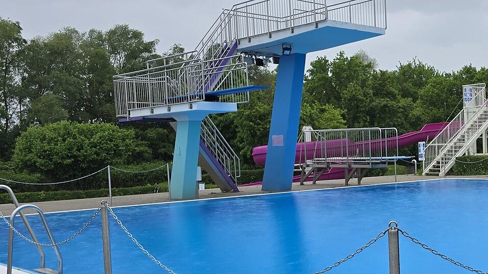 Seit 1971 leistet sich Osterhofen ein Freibad mit Schwimmer- und Sprungturmbecken sowie zusätzlichem Kinderplanschbecken. Seit 1971 leistet sich Osterhofen ein Freibad mit Schwimmer- und Sprungturmbecken sowie zusätzlichem Kinderplanschbecken.