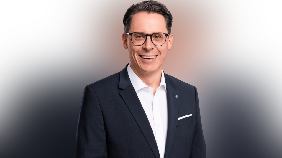 Mit 66,5 Prozent der W&auml;hlerstimmen als OB von Deggendorf best&auml;tigt: Dr. Christian Moser.