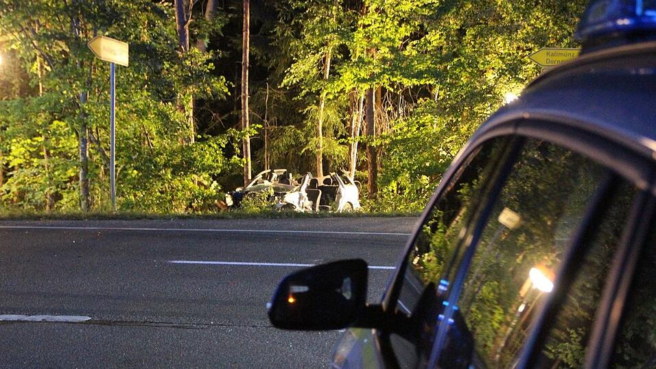 Schrecklicher Unfall in der Nacht auf Mittwoch in einem Waldst&uuml;ck bei Heinsacker (Kreis Regensburg). Die beiden Autowracks wurden von den Einsatzkr&auml;ften im Unterholz gefunden.