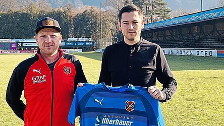 Sportlicher Leiter Thomas Iglhaut (links) präsentiert Sommerneuzugang Johannes Kordick.