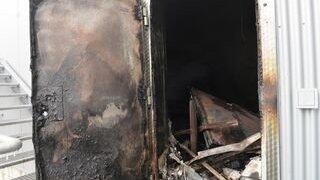 Es dauerte bis in die frühen Morgenstunden, ehe die Einsatzkräfte der Feuerwehr das Feuer unter Kontrolle hatten. (Foto: ih) Es dauerte bis in die frühen Morgenstunden, ehe die Einsatzkräfte der Feuerwehr das Feuer unter Kontrolle hatten. (Foto: ih)