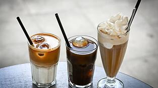 Kaffeekonzentrat kann man mit Milch oder Wasser verlängern und mit Eiswürfeln oder Sahne servieren - die Möglichkeiten sind vielfältig. (Archivbild) Kaffeekonzentrat kann man mit Milch oder Wasser verlängern und mit Eiswürfeln oder Sahne servieren - die Möglichkeiten sind vielfältig. (Archivbild)