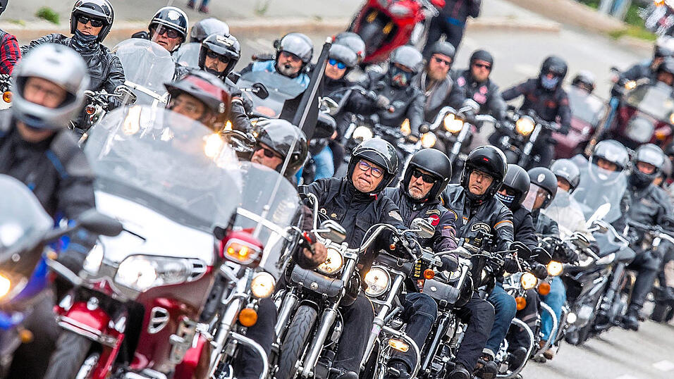 Zusammen dagegen: In vielen St&auml;dten - so wie hier in M&uuml;nchen - demonstrieren Motorradfahrer gegen ein drohendes Fahrverbot. Doch manche Gemeinden leiden immer wieder unter den heulenden Motoren.