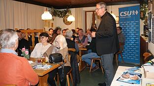 Der Fraktionsvorsitzende der CSU im Kreistag, Josef Klaus, erläutert auf einer Veranstaltung in Essenbach, wie es zu der Verschuldung des Landkreises kommt. Foto: Alexander Schmid