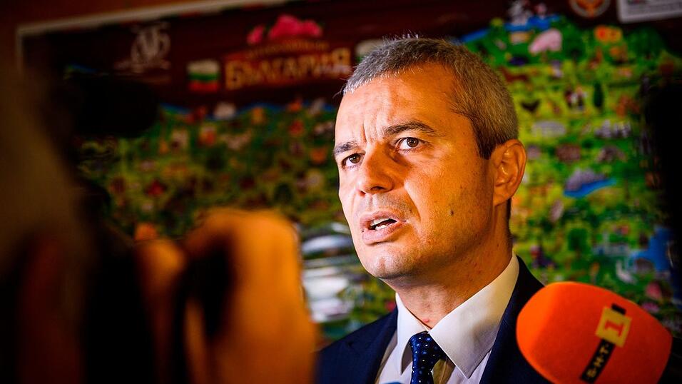 Der Oppositionspolitiker Kostadinow hatte zu Protest gegen den von der Regierung angestrebten Beitritt Bulgariens zur Eurozone 2026 aufgerufen. (Archivbild) Der Oppositionspolitiker Kostadinow hatte zu Protest gegen den von der Regierung angestrebten Beitritt Bulgariens zur Eurozone 2026 aufgerufen. (Archivbild)