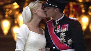 Märchenhochzeit in Norwegen: Vor 25 Jahren heirateten Kronprinz Haakon und Mette-Marit. (Archivbild) Märchenhochzeit in Norwegen: Vor 25 Jahren heirateten Kronprinz Haakon und Mette-Marit. (Archivbild)