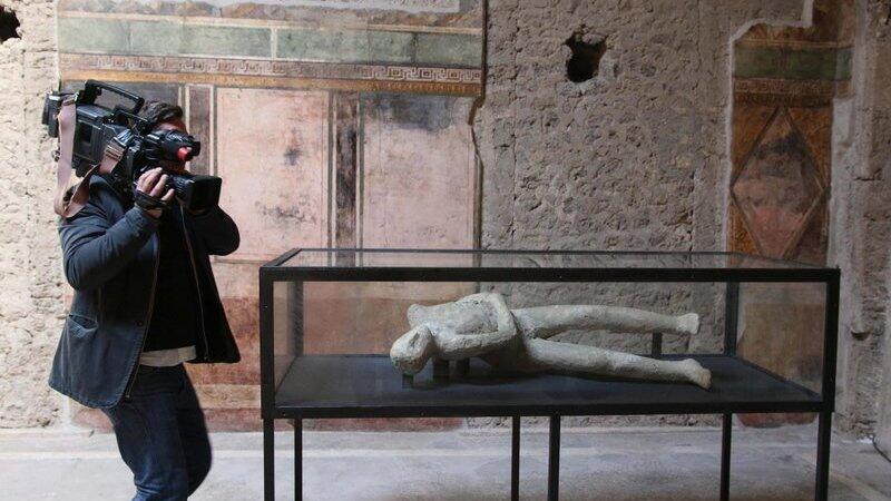 Ein Kameramann in der Villa dei Misteri (Mysterienvilla), einer antiken Villenanlage nahe Pompeji. Am Freitag, 19. Februar, findet in München eine Pressekonferenz Vum Vortragsnachmittag 'Pompeji - Schutz und Bewahrung eines archäologischen Welterbes' statt. Ein Kameramann in der Villa dei Misteri (Mysterienvilla), einer antiken Villenanlage nahe Pompeji. Am Freitag, 19. Februar, findet in München eine Pressekonferenz Vum Vortragsnachmittag 'Pompeji - Schutz und Bewahrung eines archäologischen Welterbes' statt.