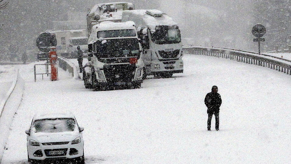 Lkw stecken bei heftigem Schneefall auf der Autobahn in der Nähe von Briscous fest. Lkw stecken bei heftigem Schneefall auf der Autobahn in der Nähe von Briscous fest.