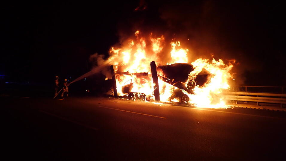 Auf der A3 zwischen den Anschlussstellen Regensburg-Ost und Neutraubling brannte am Montagmorgen ein Autotransporter. Auf der A3 zwischen den Anschlussstellen Regensburg-Ost und Neutraubling brannte am Montagmorgen ein Autotransporter.