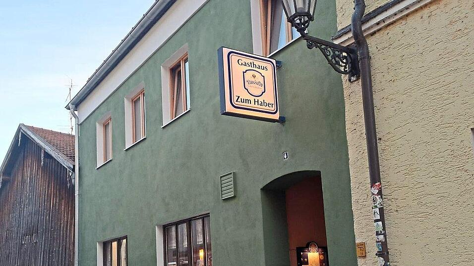 Die Kulturkneipe 'Zum Haber' erstrahlt durch viel Engagement der 'Teil-Haber' im neuen Glanz mit gewohntem Charme. Die Kulturkneipe 'Zum Haber' erstrahlt durch viel Engagement der 'Teil-Haber' im neuen Glanz mit gewohntem Charme.