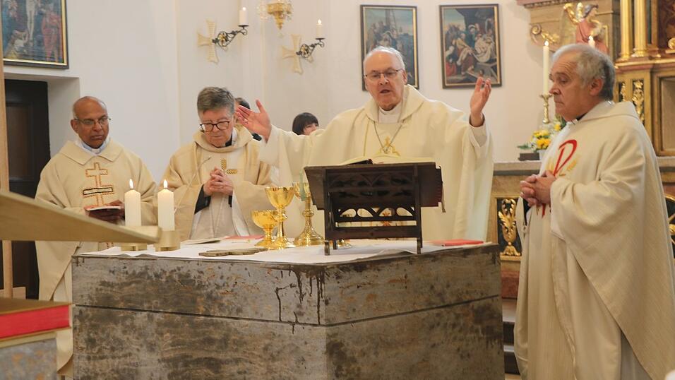 Bischof Rudolf und die Konzelebranten (v.r.) Pfarrer Gottlieb Matei, Msgr. Walter Wenninger und Pater Jakob.