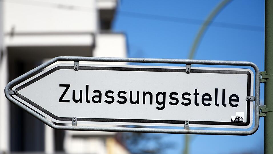 Der Landkreis empfiehlt, ausschließlich die offizielle Webseite des Landkreises zur Fahrzeugzulassung zu nutzen. Der Landkreis empfiehlt, ausschließlich die offizielle Webseite des Landkreises zur Fahrzeugzulassung zu nutzen.