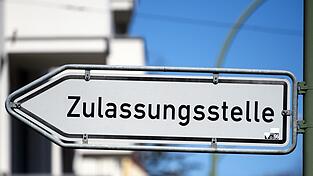 Der Landkreis empfiehlt, ausschließlich die offizielle Webseite des Landkreises zur Fahrzeugzulassung zu nutzen. Der Landkreis empfiehlt, ausschließlich die offizielle Webseite des Landkreises zur Fahrzeugzulassung zu nutzen.