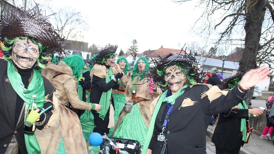 Viele Faschings-Fans haben sich am Samstag den Umzug in Langenbach angesehen. Viele Faschings-Fans haben sich am Samstag den Umzug in Langenbach angesehen.
