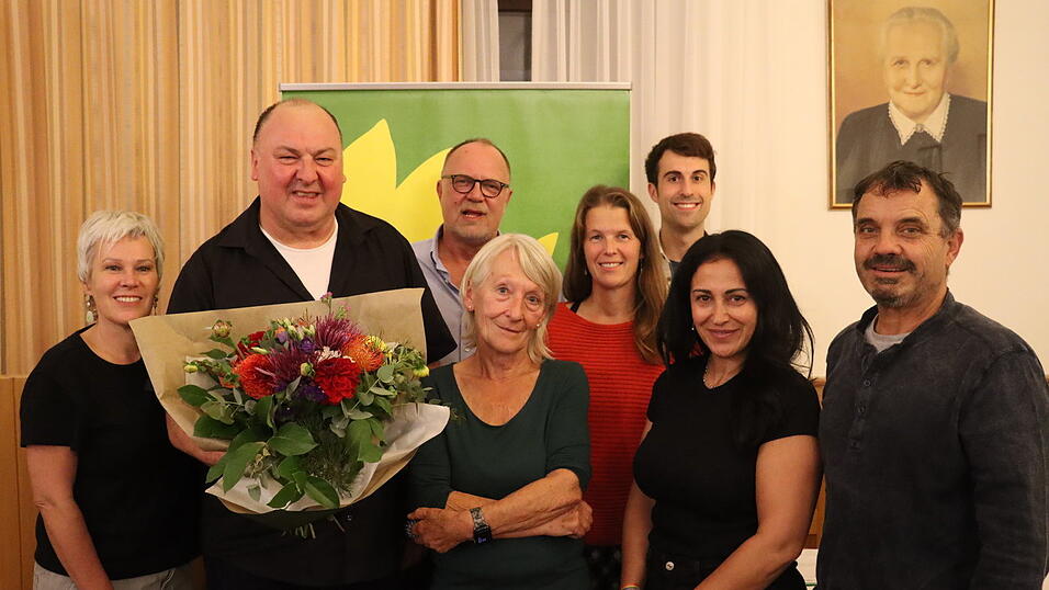 Erhard Grundl (2.v.l.) umgeben von Mitgliedern der Grünen nach seiner Wahl zum OB-Kandidaten. 