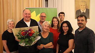 Erhard Grundl (2.v.l.) umgeben von Mitgliedern der Grünen nach seiner Wahl zum OB-Kandidaten. 