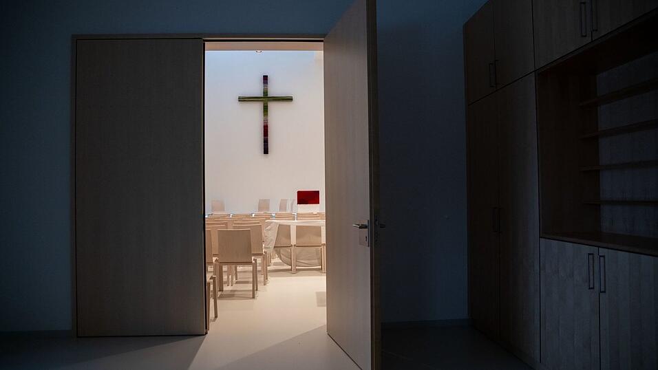 Ein Kreuz im Innenraum der neuen Kirche lenkt den Blick auf das Wesentliche. Ein Kreuz im Innenraum der neuen Kirche lenkt den Blick auf das Wesentliche.