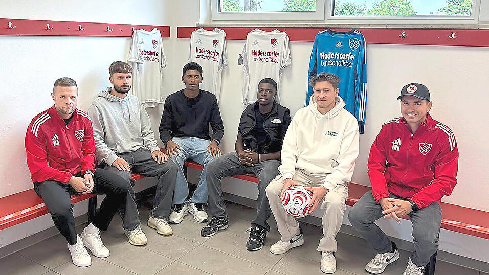 Wollen wieder angreifen: (v.l.) Der spielende „Co“ Dawid Gutkowski, die Neuzugänge Binak Gecaj, Dagamoy Tesfazge Mengestab, Abdel Chakour Ouro-Agrignan und Simon Schmalhofer sowie Chefcoach Michael Heckner nehmen den Bezirksliga-Titel ins Visier. Wollen wieder angreifen: (v.l.) Der spielende „Co“ Dawid Gutkowski, die Neuzugänge Binak Gecaj, Dagamoy Tesfazge Mengestab, Abdel Chakour Ouro-Agrignan und Simon Schmalhofer sowie Chefcoach Michael Heckner nehmen den Bezirksliga-Titel ins Visier.