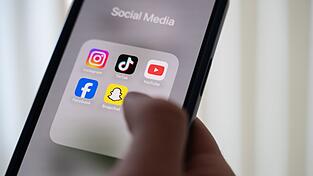 Das Gesetz soll unter anderem für die Plattformen Facebook, Instagram, Snapchat, TikTok, YouTube und X gelten. (Symbolbild) Das Gesetz soll unter anderem für die Plattformen Facebook, Instagram, Snapchat, TikTok, YouTube und X gelten. (Symbolbild)