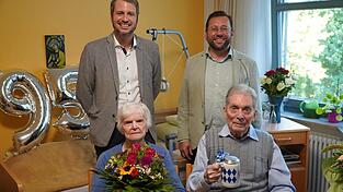 Bürgermeister Matthias Kohlmayer und stellvertretender Landrat Thomas Hieninger gratulierten Edith und Johannes Sandmaier gleich zu zwei Jubiläen. Bürgermeister Matthias Kohlmayer und stellvertretender Landrat Thomas Hieninger gratulierten Edith und Johannes Sandmaier gleich zu zwei Jubiläen.