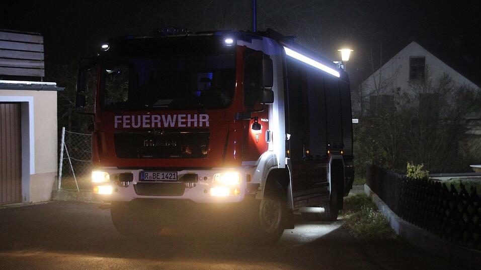 Von dem alten Wohnwagen in Bernhardswald (Kreis Regensburg) blieb nach dem Brand nicht mehr viel &uuml;brig.