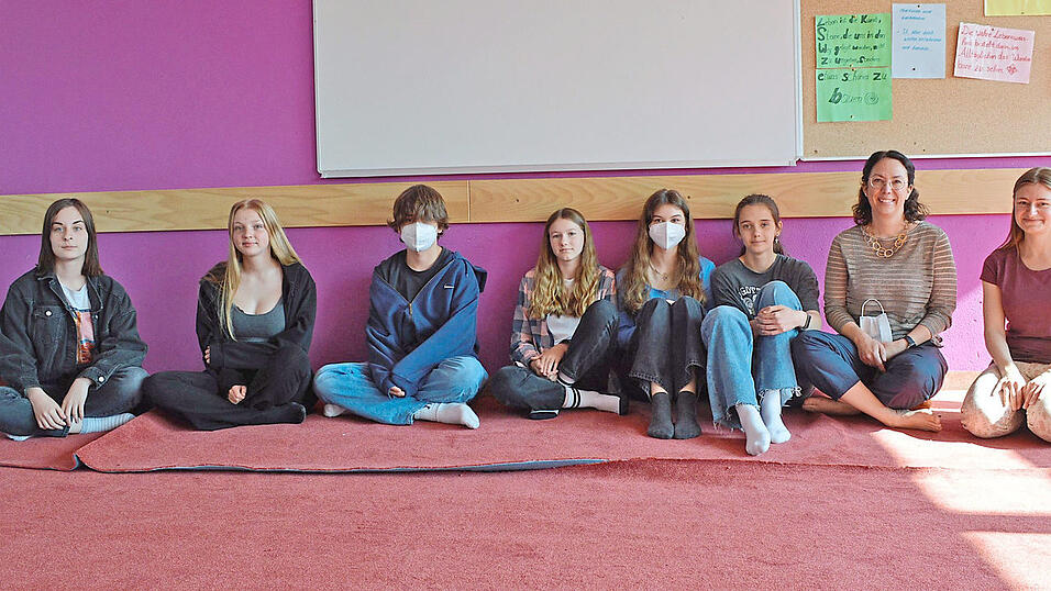 Veronika Gastpar (2. v. r.) vom Direktorat des GGM hat das 'Caf&eacute; International' ins Leben gerufen, und auch Referendarin Anna Parakhina (rechts) k&uuml;mmert sich um die ukrainischen Sch&uuml;lerinnen und Sch&uuml;ler.