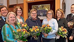 Für ihren großartigen Einsatz zum Gelingen der 140-Jahr-Feier wurden Heidi Kratzer, Susanne Wildgruber, Irmgard Stemmer, Anita Schamberger, Petra Herold, Kevin Talmon-Gros und Michael Schamberger belobigt. Martin Wildgruber und sein Stellvertreter waren begeistert. Walli Kratzer konnte ihren Blumenstrauß nicht persönlich in Empfang nehmen. Für ihren großartigen Einsatz zum Gelingen der 140-Jahr-Feier wurden Heidi Kratzer, Susanne Wildgruber, Irmgard Stemmer, Anita Schamberger, Petra Herold, Kevin Talmon-Gros und Michael Schamberger belobigt. Martin Wildgruber und sein Stellvertreter waren begeistert. Walli Kratzer konnte ihren Blumenstrauß nicht persönlich in Empfang nehmen.