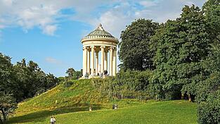 Wer es ein bisschen gemütlicher mag, kann im Englischen Garten flanieren.