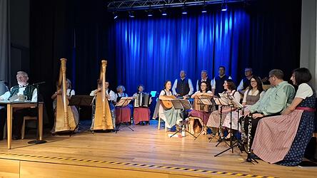 Zum Abschluss sangen alle gemeinsam „Wahre Freundschaft soll nicht wanken“. Fotos: Franz Zehrer Zum Abschluss sangen alle gemeinsam „Wahre Freundschaft soll nicht wanken“. Fotos: Franz Zehrer