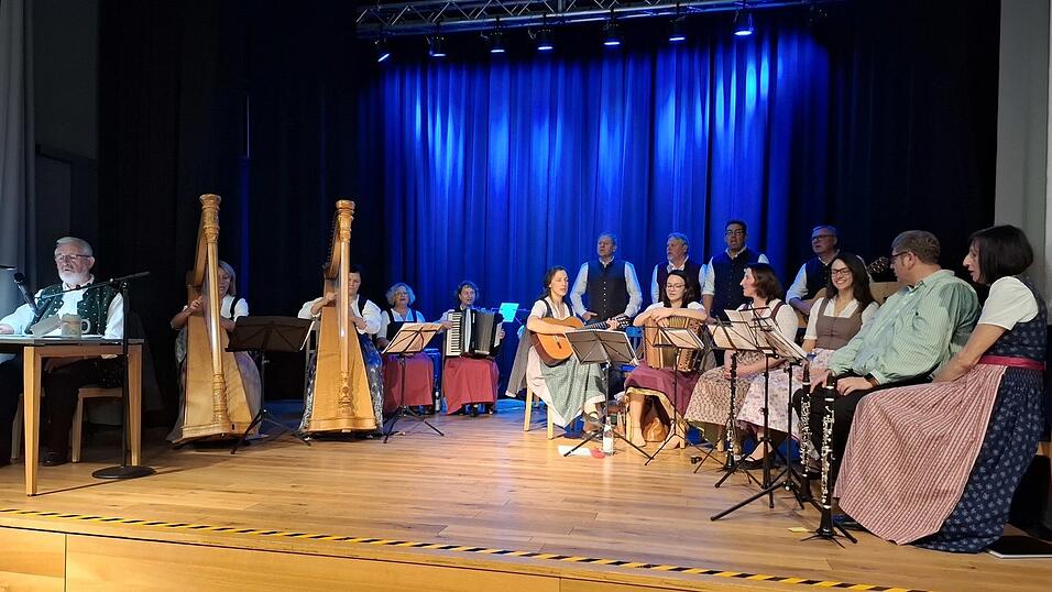 Zum Abschluss sangen alle gemeinsam „Wahre Freundschaft soll nicht wanken“. Fotos: Franz Zehrer Zum Abschluss sangen alle gemeinsam „Wahre Freundschaft soll nicht wanken“. Fotos: Franz Zehrer