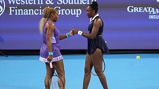 Serena Williams (l) und Venus Williams werden auch bei den US Open im Doppel antreten. (Archivbild)