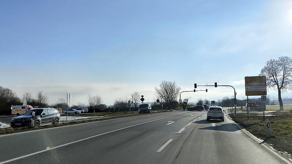 Am Samstag hat es auf der B 8 bei Atting gekracht, nachdem ein Autofahrer laut Polizei bei Rot über die Kreuzung gefahren war. Drei Menschen, darunter ein Kleinkind, wurden leicht verletzt. Am Samstag hat es auf der B 8 bei Atting gekracht, nachdem ein Autofahrer laut Polizei bei Rot über die Kreuzung gefahren war. Drei Menschen, darunter ein Kleinkind, wurden leicht verletzt.