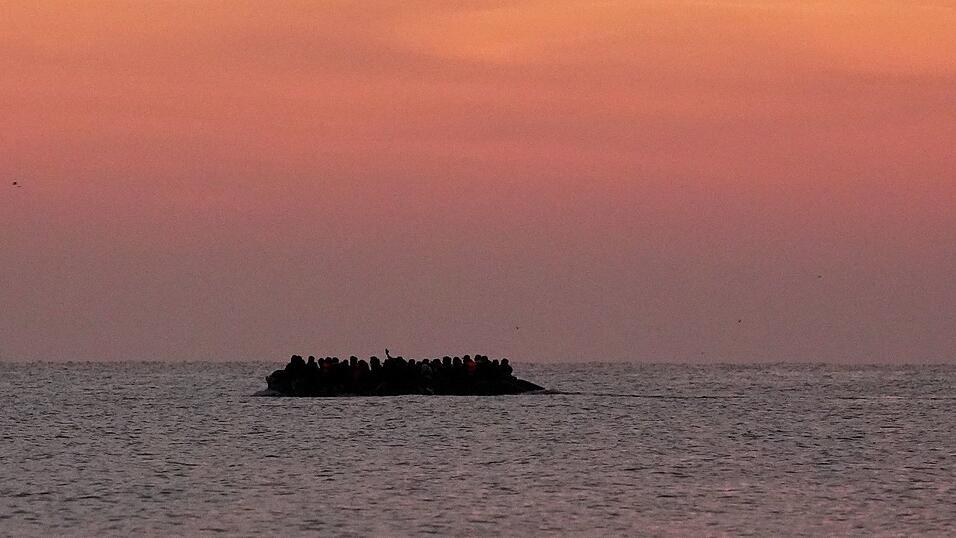 Immer wieder versuchen Menschen, auf kleinen Booten den Ärmelkanal nach Großbritannien zu überqueren. (Archivbild) Immer wieder versuchen Menschen, auf kleinen Booten den Ärmelkanal nach Großbritannien zu überqueren. (Archivbild)