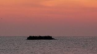 Immer wieder versuchen Menschen, auf kleinen Booten den Ärmelkanal nach Großbritannien zu überqueren. (Archivbild) Immer wieder versuchen Menschen, auf kleinen Booten den Ärmelkanal nach Großbritannien zu überqueren. (Archivbild)