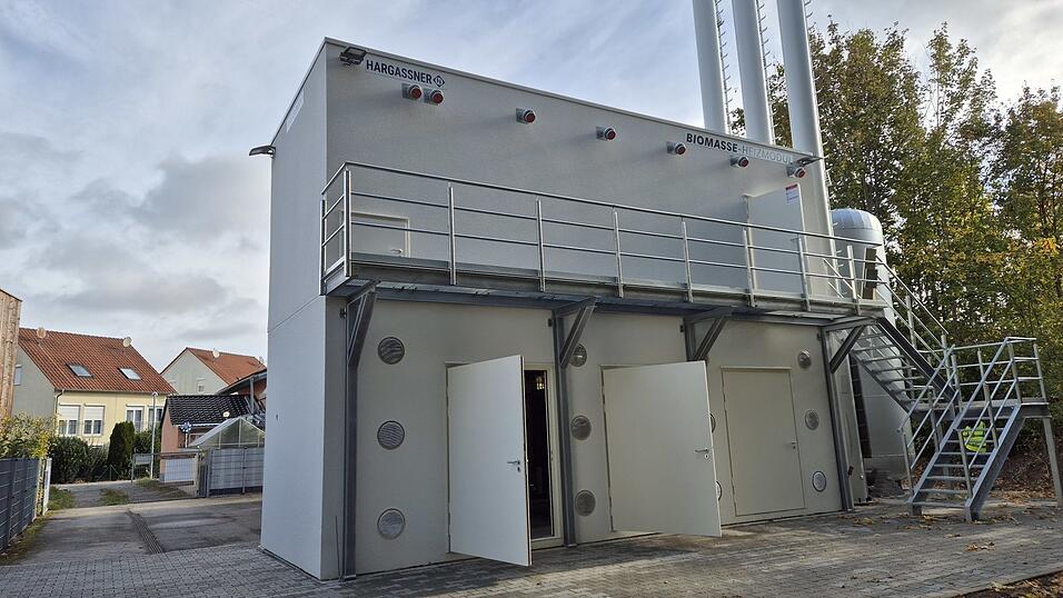 In Modulbauweise um einen Pelletbunker (oben) und drei Pelletkessel (unten) erweitert: die Heizzentrale „Wohninsel“ im Straubinger Süden. In Modulbauweise um einen Pelletbunker (oben) und drei Pelletkessel (unten) erweitert: die Heizzentrale „Wohninsel“ im Straubinger Süden.